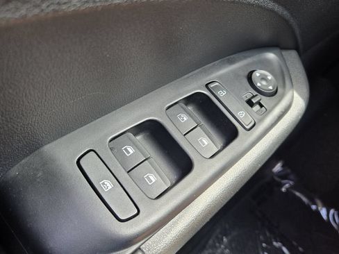 Certified 2025 Hyundai Venue Limited FWD image 25