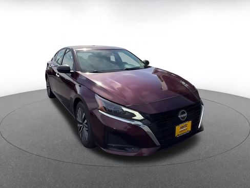 Used 2025 Nissan Altima 2.5 SV FWD image 3