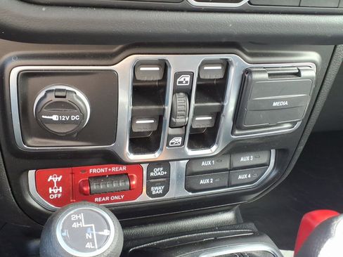 Used 2024 Jeep Wrangler Unlimited Rubicon w/ Technology Group AWD/4WD image 16