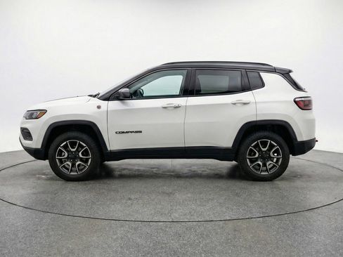 Used 2025 Jeep Compass Trailhawk AWD/4WD image 5
