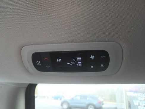 Used 2018 Chrysler Pacifica Touring-L Plus w/ Tire & Wheel Group image 31