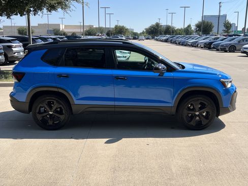 Certified 2025 Volkswagen Taos SE image 11