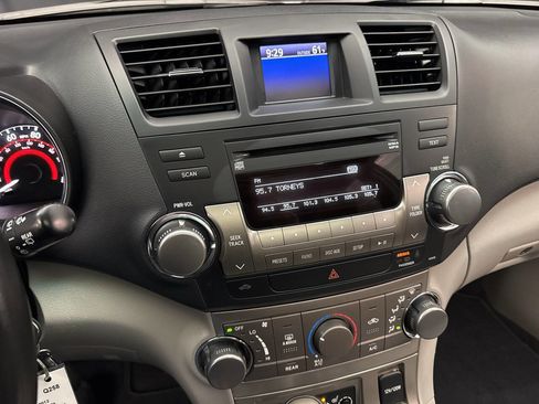 Used 2012 Toyota Highlander SE w/ Tow Pkg image 23