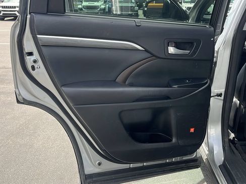 Used 2017 Toyota Highlander Limited w/ Carpet Mat Package AWD/4WD image 19