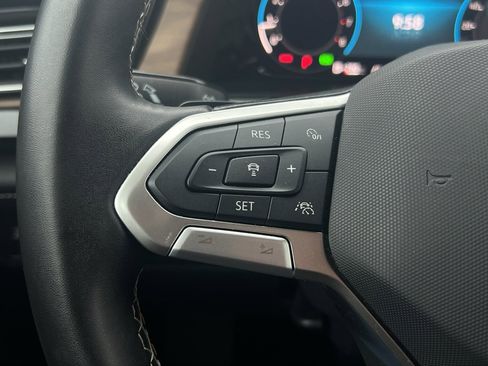 Used 2025 Volkswagen Atlas SE image 31