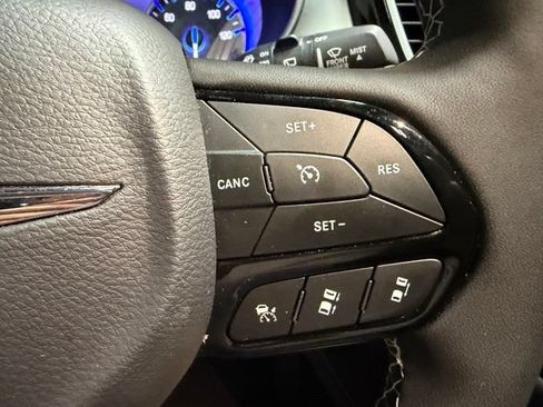 Used 2025 Chrysler Pacifica Limited AWD/4WD image 38