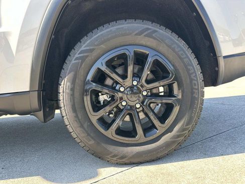Used 2021 Jeep Grand Cherokee Laredo AWD/4WD image 19