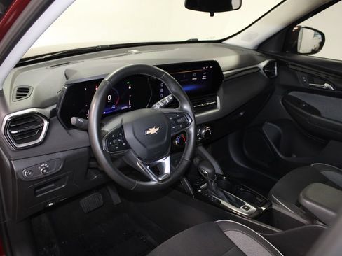 Used 2025 Chevrolet TrailBlazer LT w/ LT Cold Weather Package FWD image 22