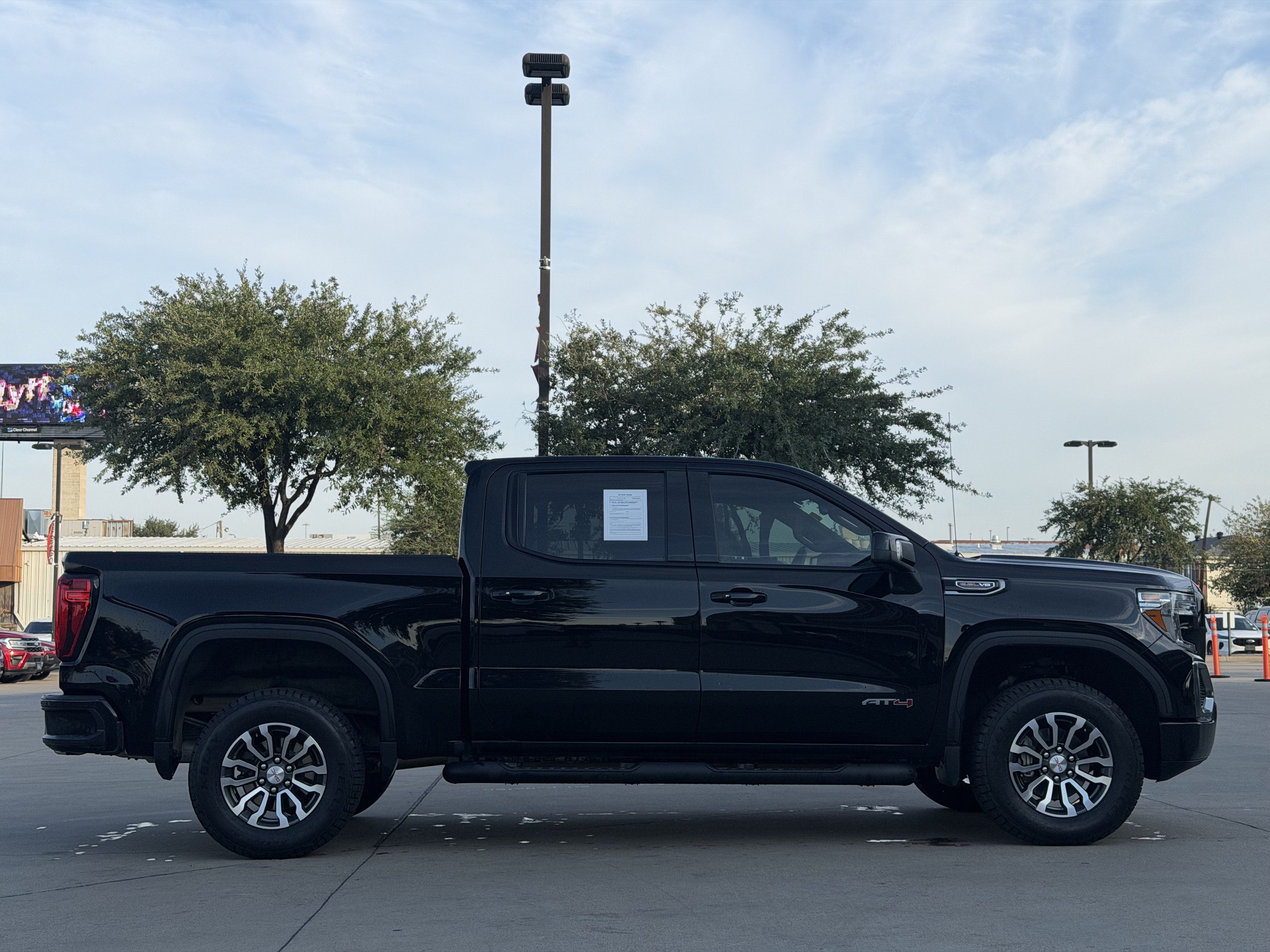 Used 2022 GMC Sierra 1500 AT4 w/ AT4 Preferred Package AWD/4WD image 3