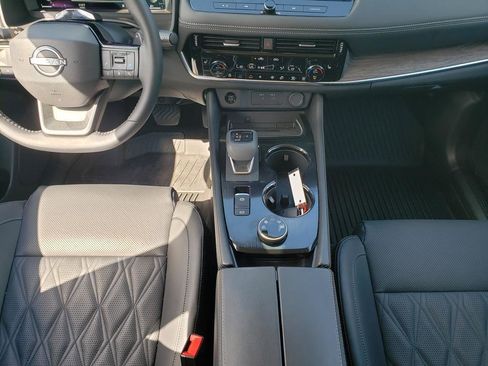 Certified 2025 Nissan Rogue Platinum w/ Tech Package image 23