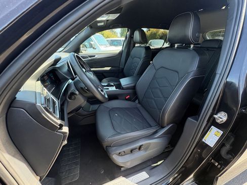 Used 2025 Volkswagen Atlas Cross Sport SE FWD image 39
