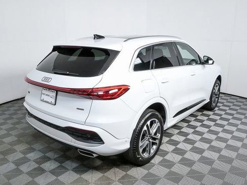 Used 2025 Audi Q5 Premium w/ Convenience Package image 3