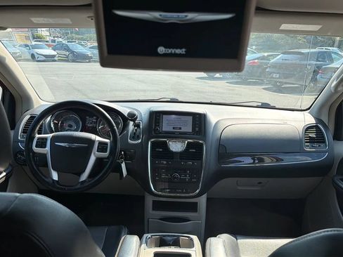Used 2014 Chrysler Town & Country Touring FWD image 7