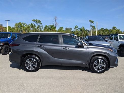 Used 2025 Toyota Highlander XLE image 3