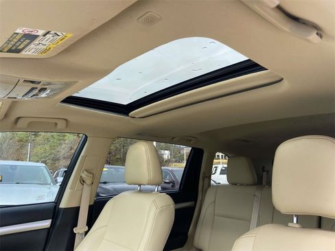Used 2018 Toyota Highlander XLE image 18