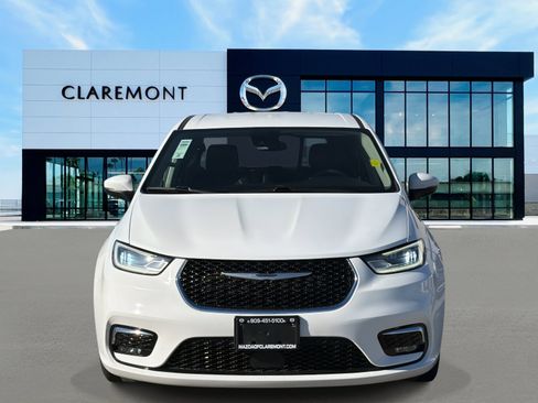 Used 2023 Chrysler Pacifica Touring-L image 2