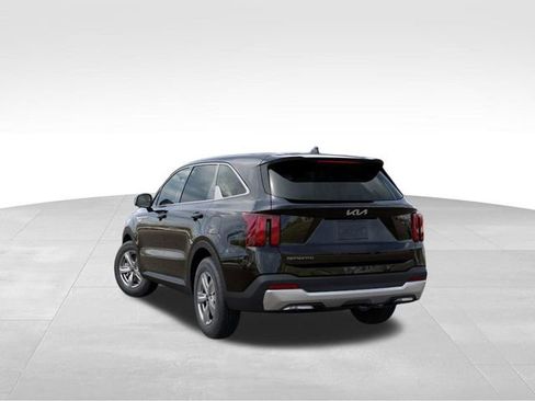 Used 2025 Kia Sorento LX image 4