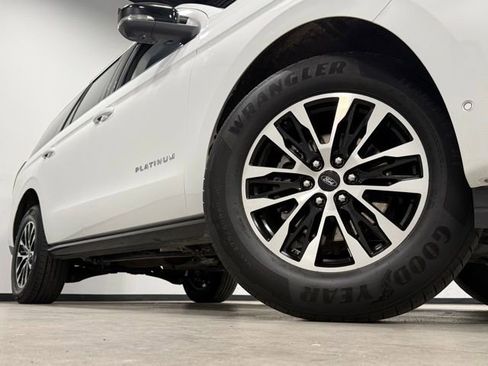 Used 2025 Ford Expedition Platinum AWD/4WD image 3