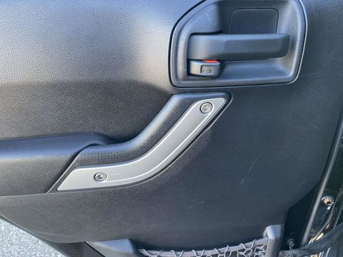 Used 2012 Jeep Wrangler Unlimited Sahara image 14