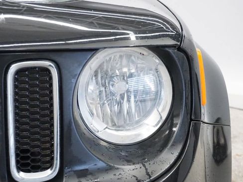 Used 2017 Jeep Renegade Latitude w/ Cold Weather Group image 13