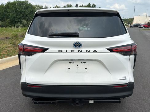 Used 2021 Toyota Sienna LE FWD image 2