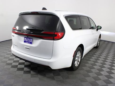New 2027 Chrysler Pacifica Select FWD image 26