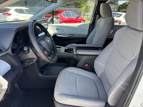 Used 2025 Toyota Sienna LE image 9