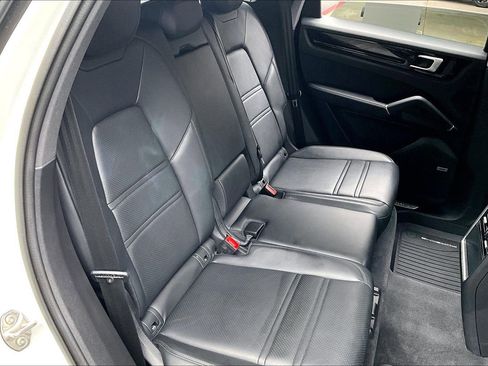 Used 2022 Porsche Cayenne Platinum Edition image 30