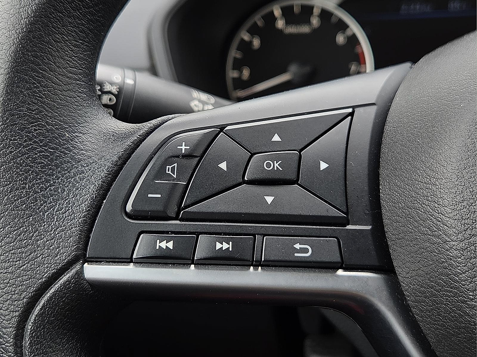 Used 2025 Nissan Altima 2.5 SV FWD image 18