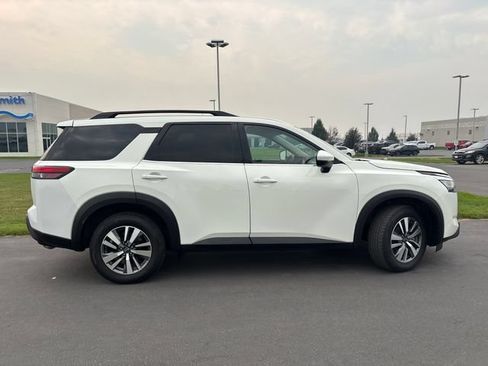 Used 2022 Nissan Pathfinder SV AWD/4WD image 2