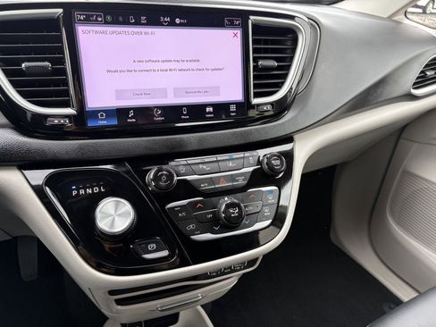 Used 2024 Chrysler Pacifica Touring-L image 17