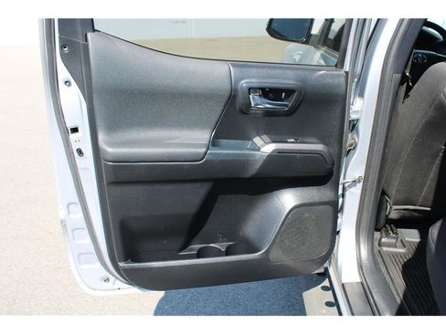 Used 2018 Toyota Tacoma TRD Off-Road w/ Technology Package image 11