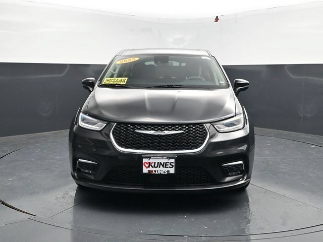 Used 2023 Chrysler Pacifica Touring-L FWD image 2