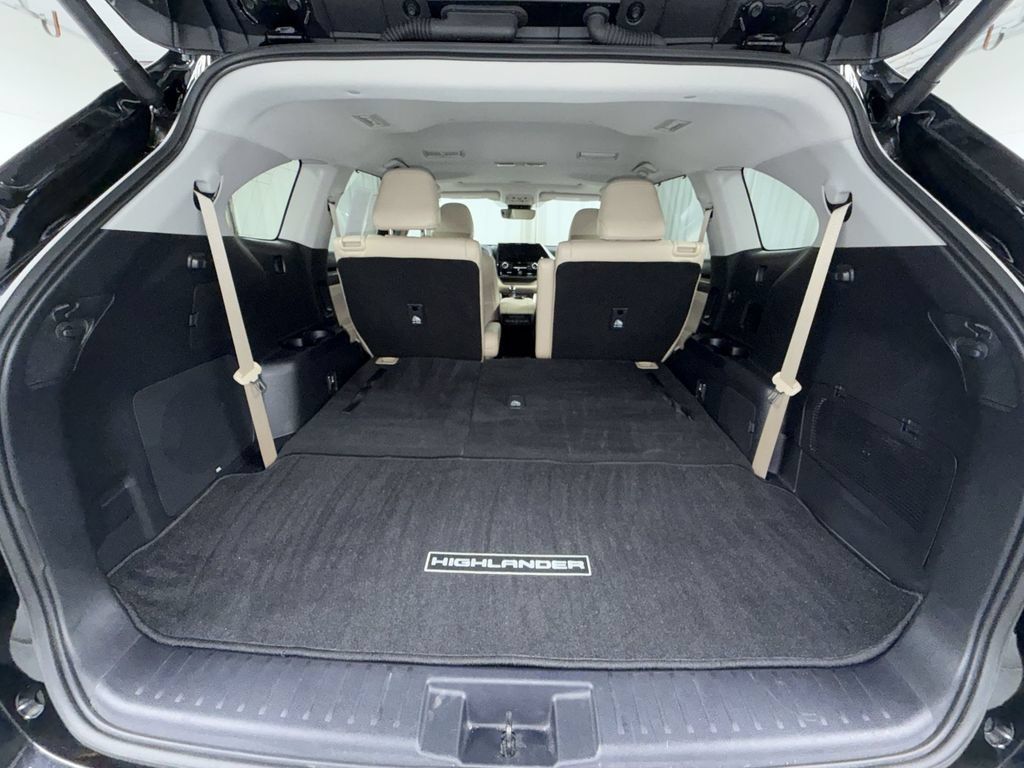 Certified 2024 Toyota Highlander Limited AWD/4WD image 14