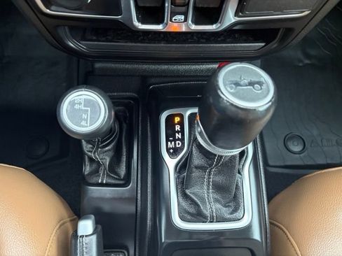 Used 2020 Jeep Wrangler Unlimited Sahara w/ Uconnect 4C Nav & Sound Group AWD/4WD image 32