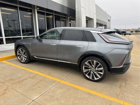 Used 2023 Cadillac Lyriq RWD Luxury image 2