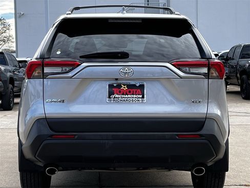 Used 2023 Toyota RAV4 XLE Premium image 5