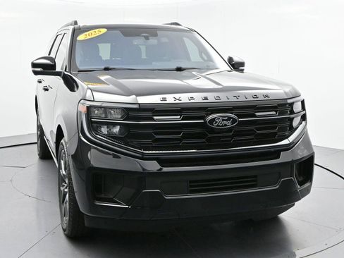 Used 2025 Ford Expedition Platinum w/ Stealth Performance Package AWD/4WD image 2