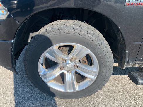 Used 2019 RAM 1500 Classic SLT w/ SLT Plus D←cor Group AWD/4WD image 2
