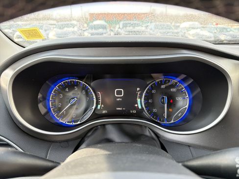 Used 2023 Chrysler Pacifica Touring-L image 17