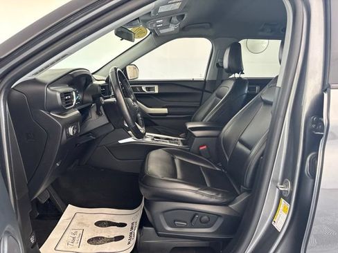 Used 2021 Ford Explorer XLT w/ Equipment Group 202A RWD image 2