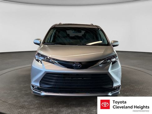 Used 2023 Toyota Sienna XLE w/ XLE Plus Package AWD/4WD image 2