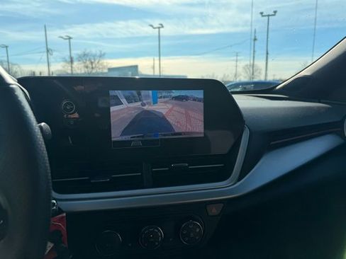 Used 2025 Chevrolet Trax RS w/ Sunroof Package image 22