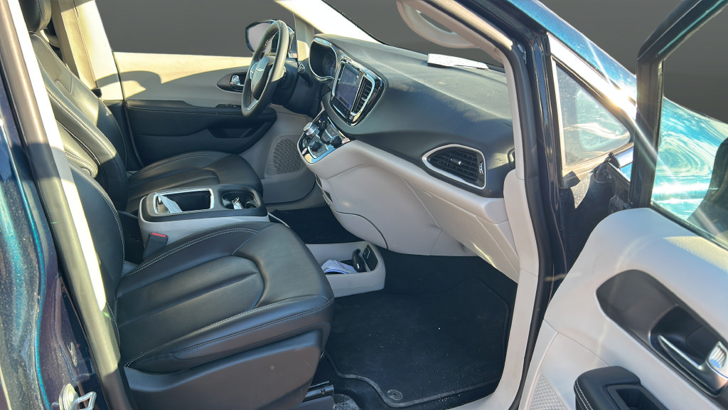 Used 2024 Chrysler Pacifica Touring-L FWD image 19