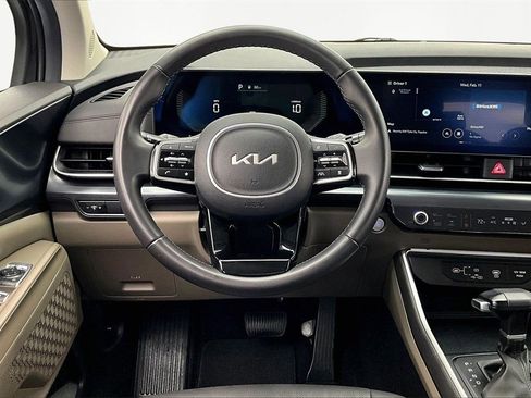Used 2025 Kia Carnival image 5