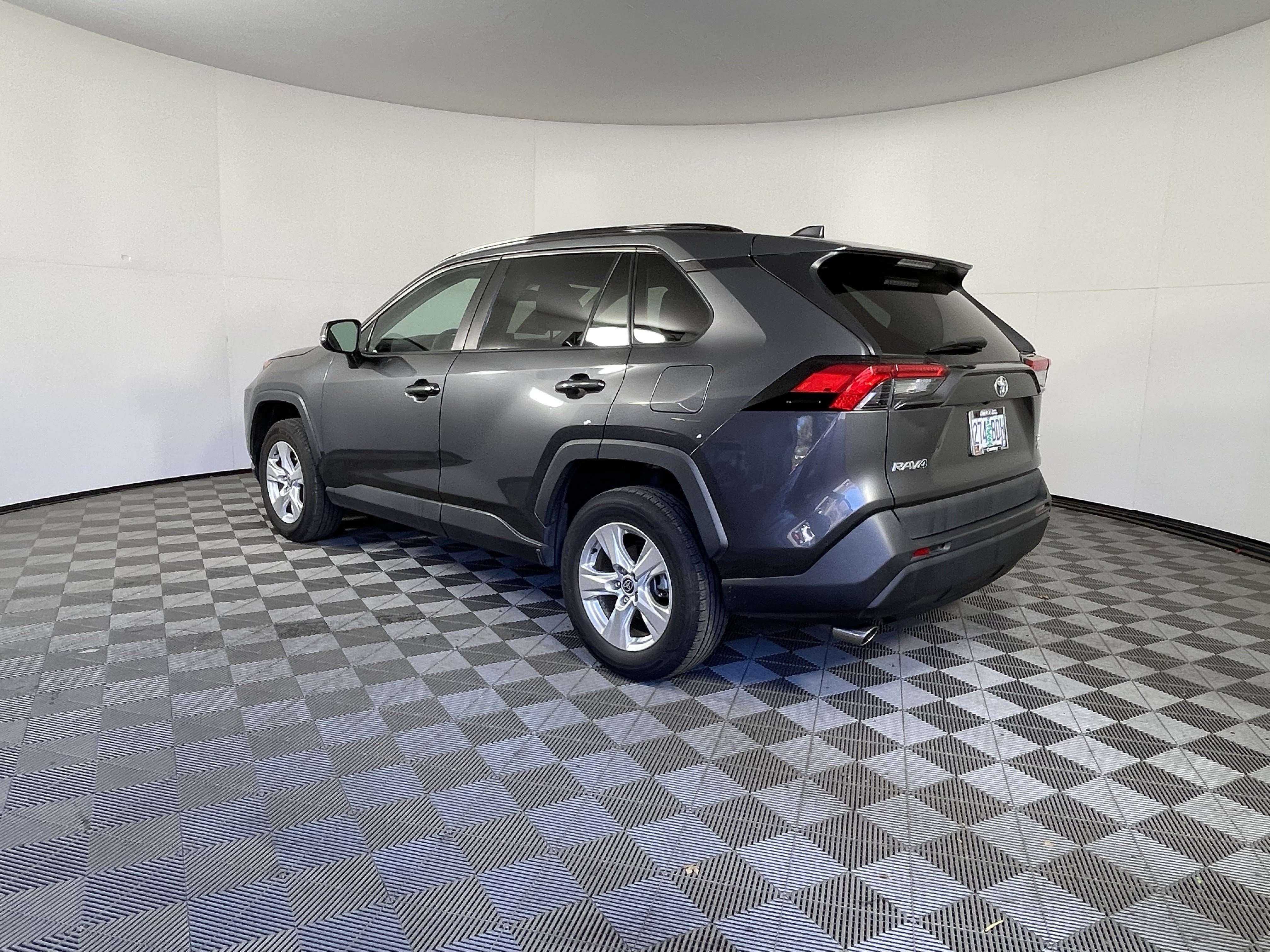 Used 2021 Toyota RAV4 XLE AWD/4WD image 3