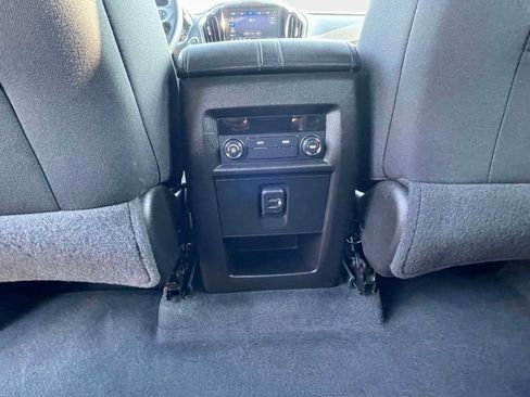 Used 2023 Chevrolet Traverse LT FWD image 14