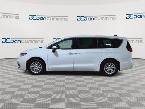 Used 2023 Chrysler Pacifica Touring-L FWD image 5