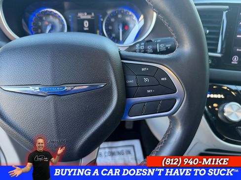 Used 2018 Chrysler Pacifica Touring-L w/ Tire & Wheel Group image 24