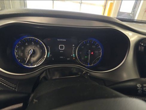 Used 2025 Chrysler Pacifica Limited AWD/4WD image 4